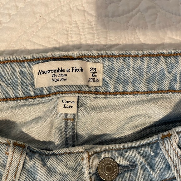 ABERCROMBIE & FITCH Curve Love High Rise Mom Jean Sz 28/6 Distressed Light Wash - Picture 4 of 8